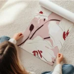 affiche de fleurs blanches avec des details rouges sur fond rose pale style pein en rouleau.webp