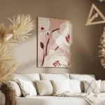 affiche de fleurs blanches avec des details rouges sur fond rose pale style pein salon.webp