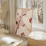 affiche de fleurs blanches avec des details rouges sur fond rose pale style pein salon beige.webp