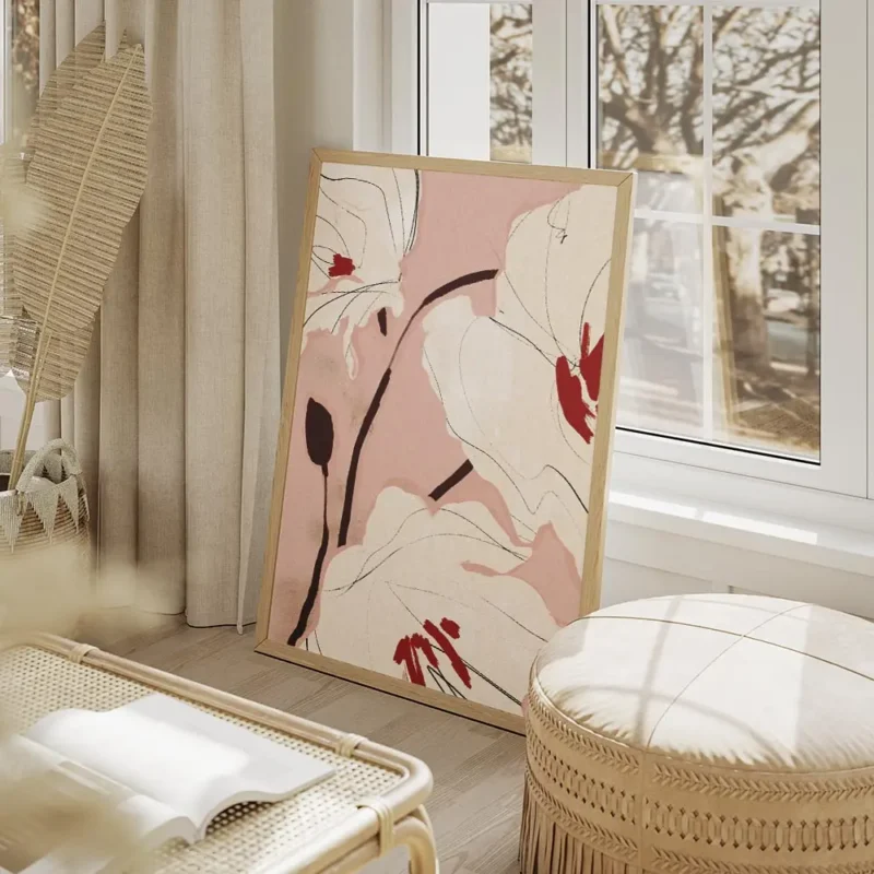 affiche de fleurs blanches avec des details rouges sur fond rose pale style pein salon beige.webp