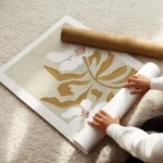 affiche de fleurs blanches avec feuillage marron sur fond beige composition simp enroule.webp