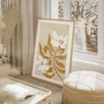 affiche de fleurs blanches avec feuillage marron sur fond beige composition simp salon beige.webp