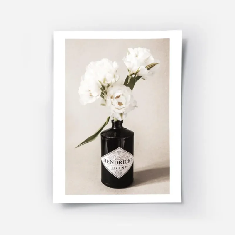 affiche de fleurs blanches dans une bouteille de gin noire sur fond beige granul.webp