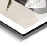 affiche de fleurs blanches dans une bouteille de gin noire sur fond beige granul aluminium.webp