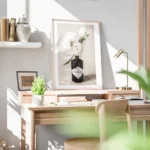 affiche de fleurs blanches dans une bouteille de gin noire sur fond beige granul bureau.webp