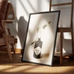 affiche de fleurs blanches dans une bouteille de gin noire sur fond beige granul encadre.webp
