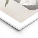 affiche de fleurs blanches dans une bouteille de gin noire sur fond beige granul lightpanel.webp