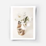 affiche de fleurs blanches dans une canette doree froissee sur un fond beige cla.webp