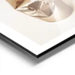 affiche de fleurs blanches dans une canette doree froissee sur un fond beige cla aluminium.webp