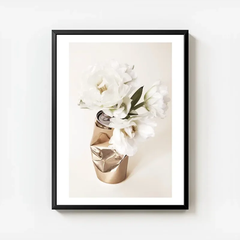 affiche de fleurs blanches dans une canette doree froissee sur un fond beige cla avec cadre.webp
