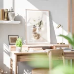 affiche de fleurs blanches dans une canette doree froissee sur un fond beige cla bureau.webp
