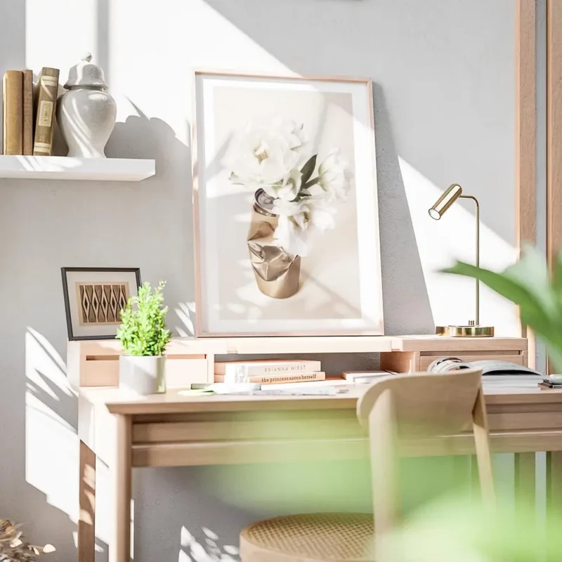 affiche de fleurs blanches dans une canette doree froissee sur un fond beige cla bureau.webp