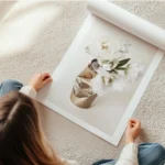affiche de fleurs blanches dans une canette doree froissee sur un fond beige cla en rouleau.webp