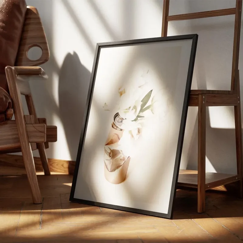 affiche de fleurs blanches dans une canette doree froissee sur un fond beige cla encadre.webp