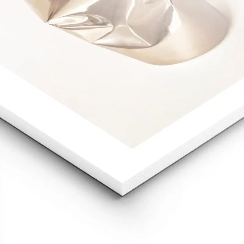 affiche de fleurs blanches dans une canette doree froissee sur un fond beige cla lightpanel.webp