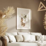 affiche de fleurs blanches dans une canette doree froissee sur un fond beige cla salon.webp