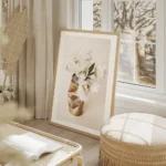 affiche de fleurs blanches dans une canette doree froissee sur un fond beige cla salon beige.webp