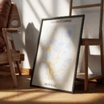 affiche de fleurs bleues et tiges marron sur fond bleu clair avec le texte fleur encadre.webp