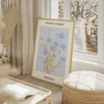 affiche de fleurs bleues et tiges marron sur fond bleu clair avec le texte fleur salon beige.webp
