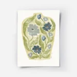 affiche de fleurs bleues et vertes stylisees dans un vase jaune pale avec des mo.webp