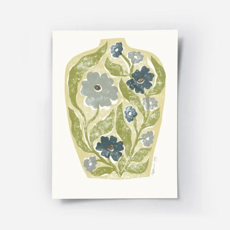 affiche de fleurs bleues et vertes stylisees dans un vase jaune pale avec des mo.webp