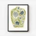 affiche de fleurs bleues et vertes stylisees dans un vase jaune pale avec des mo avec cadre.webp