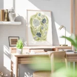 affiche de fleurs bleues et vertes stylisees dans un vase jaune pale avec des mo bureau.webp