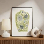 affiche de fleurs bleues et vertes stylisees dans un vase jaune pale avec des mo meuble.webp
