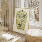 affiche de fleurs bleues et vertes stylisees dans un vase jaune pale avec des mo salon beige.webp