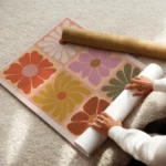 affiche de fleurs carrees graphiques aux couleurs vives enroule.webp