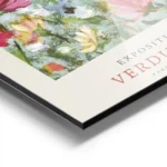 affiche de fleurs colorees en jaune rouge et rose sur fond bleu avec typographie aluminium.webp