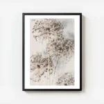 affiche de fleurs dallium sechees beiges sur fond clair avec des typographies te avec cadre.webp