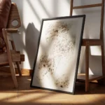 affiche de fleurs dallium sechees beiges sur fond clair avec des typographies te encadre.webp