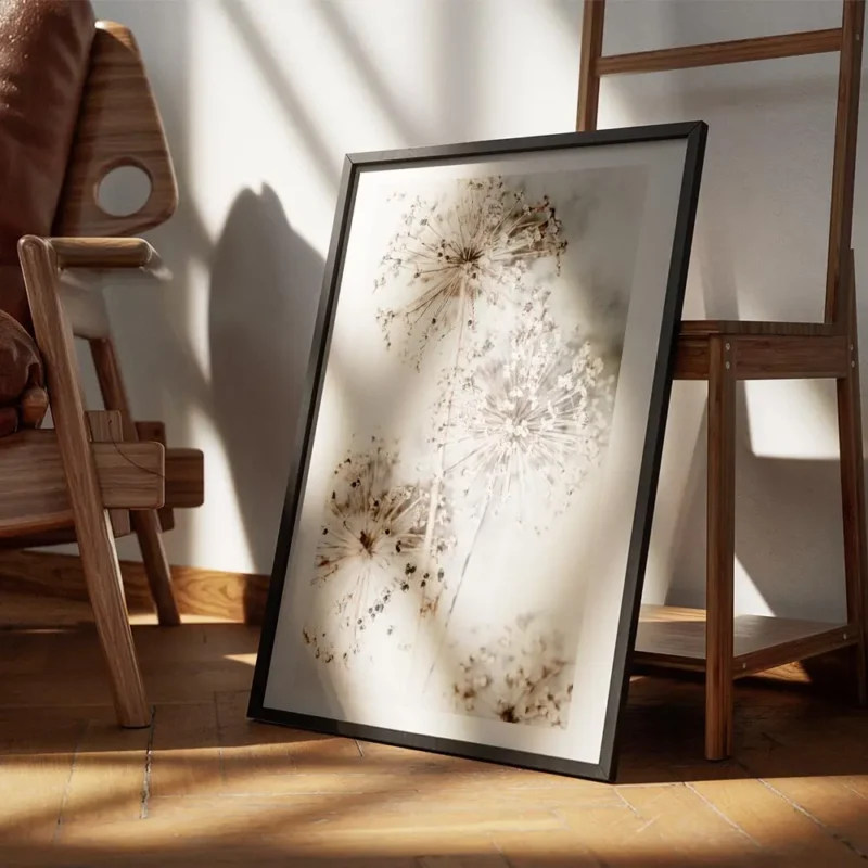 affiche de fleurs dallium sechees beiges sur fond clair avec des typographies te encadre.webp
