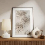 affiche de fleurs dallium sechees beiges sur fond clair avec des typographies te meuble.webp