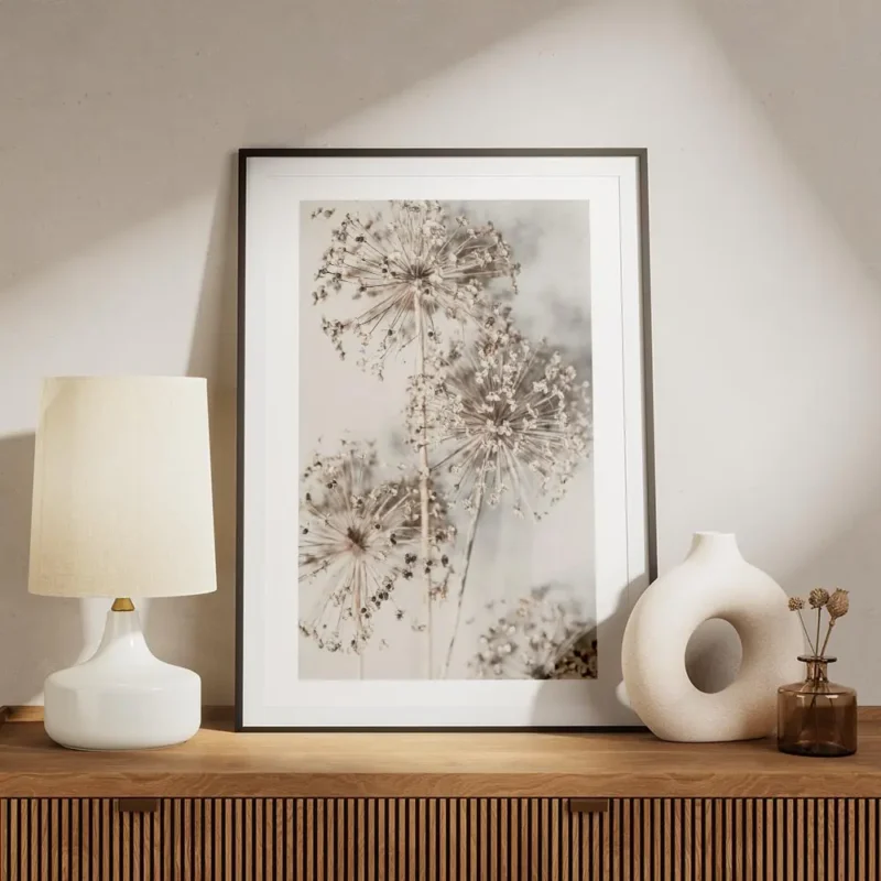 affiche de fleurs dallium sechees beiges sur fond clair avec des typographies te meuble.webp
