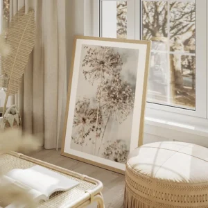 affiche de fleurs dallium sechees beiges sur fond clair avec des typographies te salon beige.webp