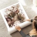 affiche de fleurs dautomne marron blanches et roses avec des feuilles vertes sty au sol.webp