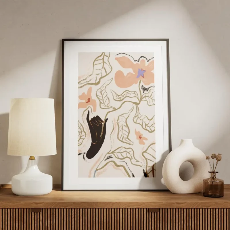 affiche de fleurs de feuilles et dune main noire en line art sur fond beige meuble.webp