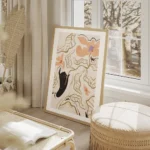 affiche de fleurs de feuilles et dune main noire en line art sur fond beige salon beige.webp