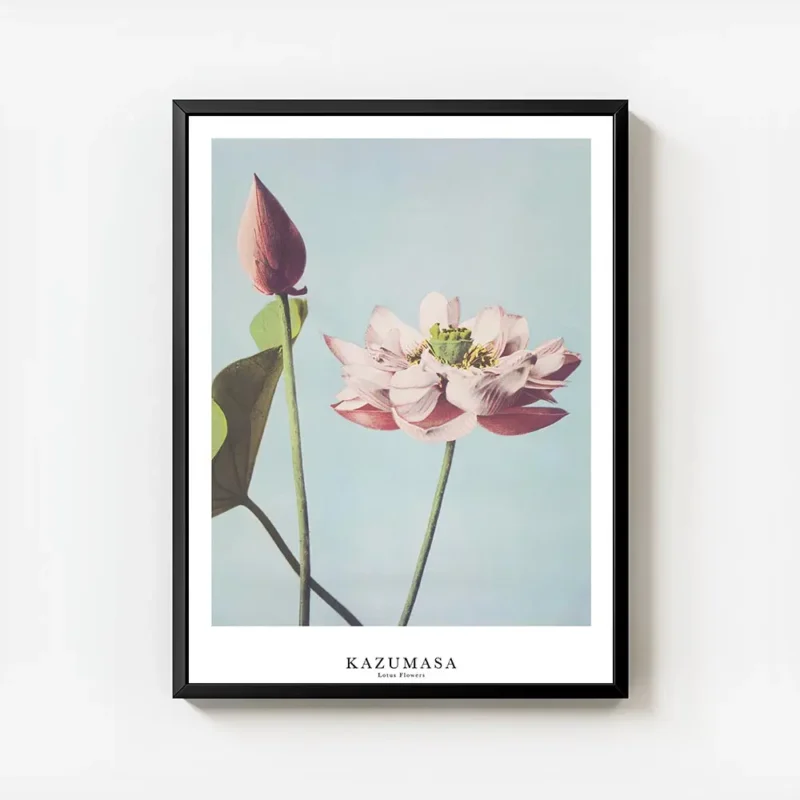 affiche de fleurs de lotus roses a tige verte sur fond bleu ciel par ogawa kazum avec cadre.webp