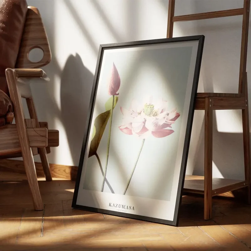 affiche de fleurs de lotus roses a tige verte sur fond bleu ciel par ogawa kazum encadre.webp
