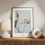 affiche de fleurs de lotus roses a tige verte sur fond bleu ciel par ogawa kazum meuble.webp