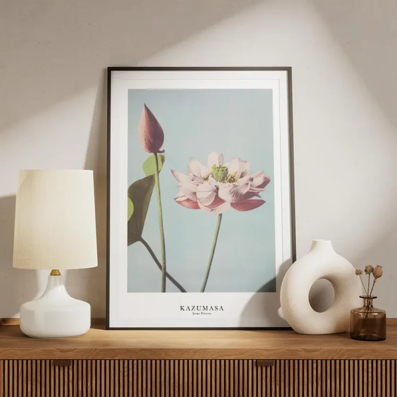 affiche de fleurs de lotus roses a tige verte sur fond bleu ciel par ogawa kazum meuble.webp