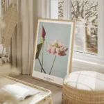 affiche de fleurs de lotus roses a tige verte sur fond bleu ciel par ogawa kazum salon beige.webp