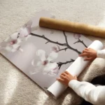 affiche de fleurs de magnolia roses et blanches sur fond pastel avec des branche enroule.webp