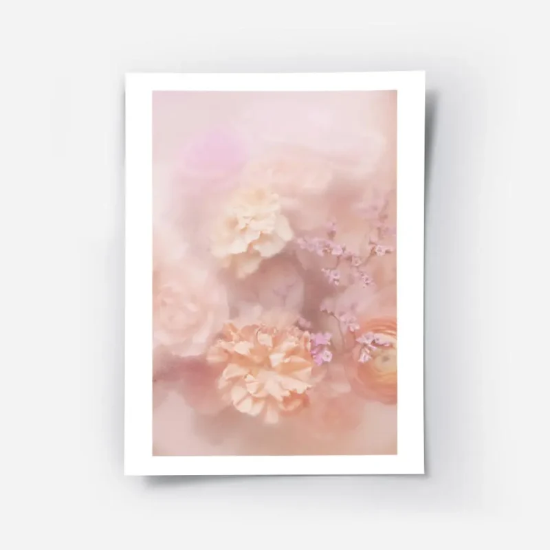 affiche de fleurs douces aux couleurs peche et rose avec un effet flou creant un.webp