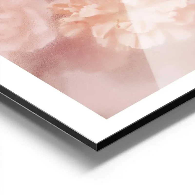 affiche de fleurs douces aux couleurs peche et rose avec un effet flou creant un aluminium.webp