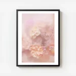affiche de fleurs douces aux couleurs peche et rose avec un effet flou creant un avec cadre.webp