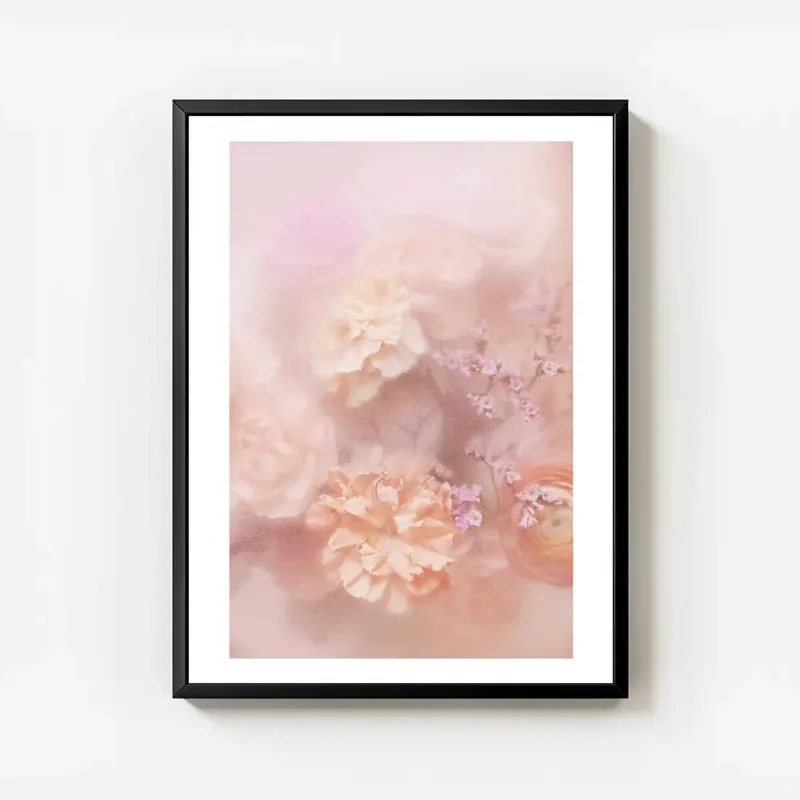 affiche de fleurs douces aux couleurs peche et rose avec un effet flou creant un avec cadre.webp